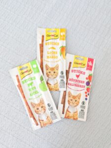Ласощі для котів GimCat М’ясні палички з лососем та манго, 3 шт по 5 г